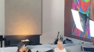 Xuxa com Hugo Gloss na sala gigante de sua nova mansão — Foto: reprodução/ instagram 