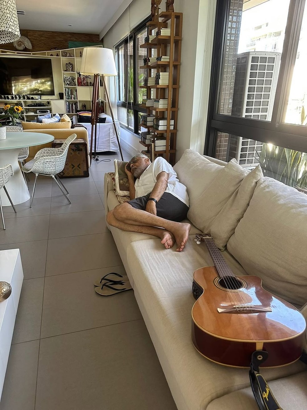 Gilberto Gil no apartamento dele em Copacabana — Foto: Reprodução/Instagram
