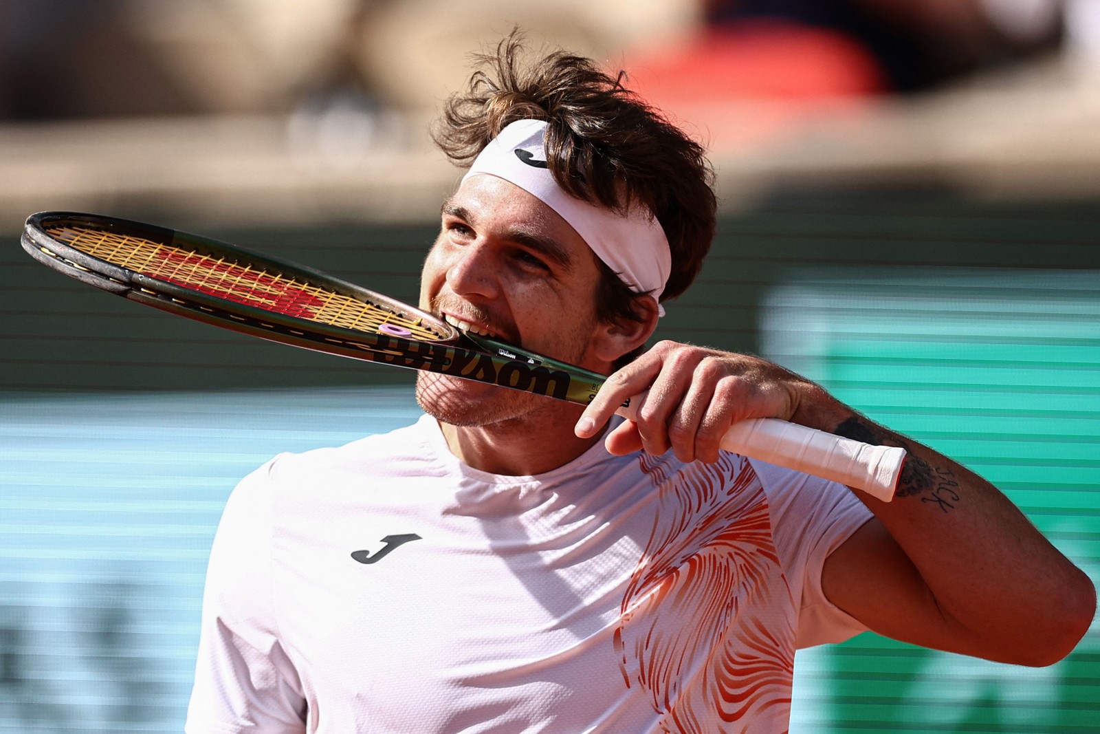 Thiago Wild venceu Daniil Medvedev e avançou em Roland Garros — Foto: Anne-Christine POUJOULAT / AFP