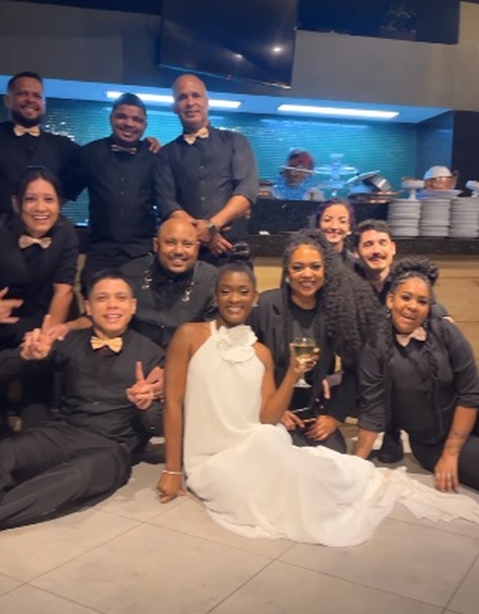 Erika Januza com a equipe que trabalhou na festa &mdash; Foto: Reprodu&ccedil;&atilde;o
