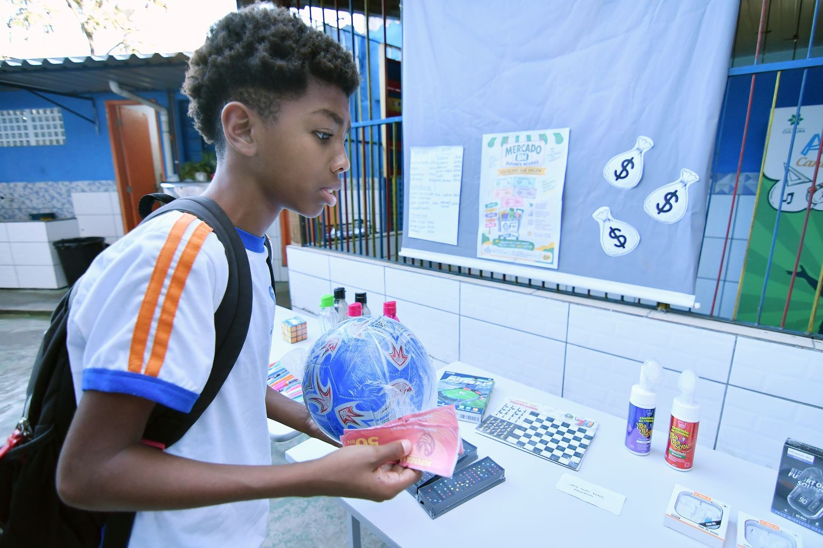 Matemática do sucesso: escola de Nova Iguaçu cria moeda própria para ensinar economia e consumo responsável a adolescentes - Foto