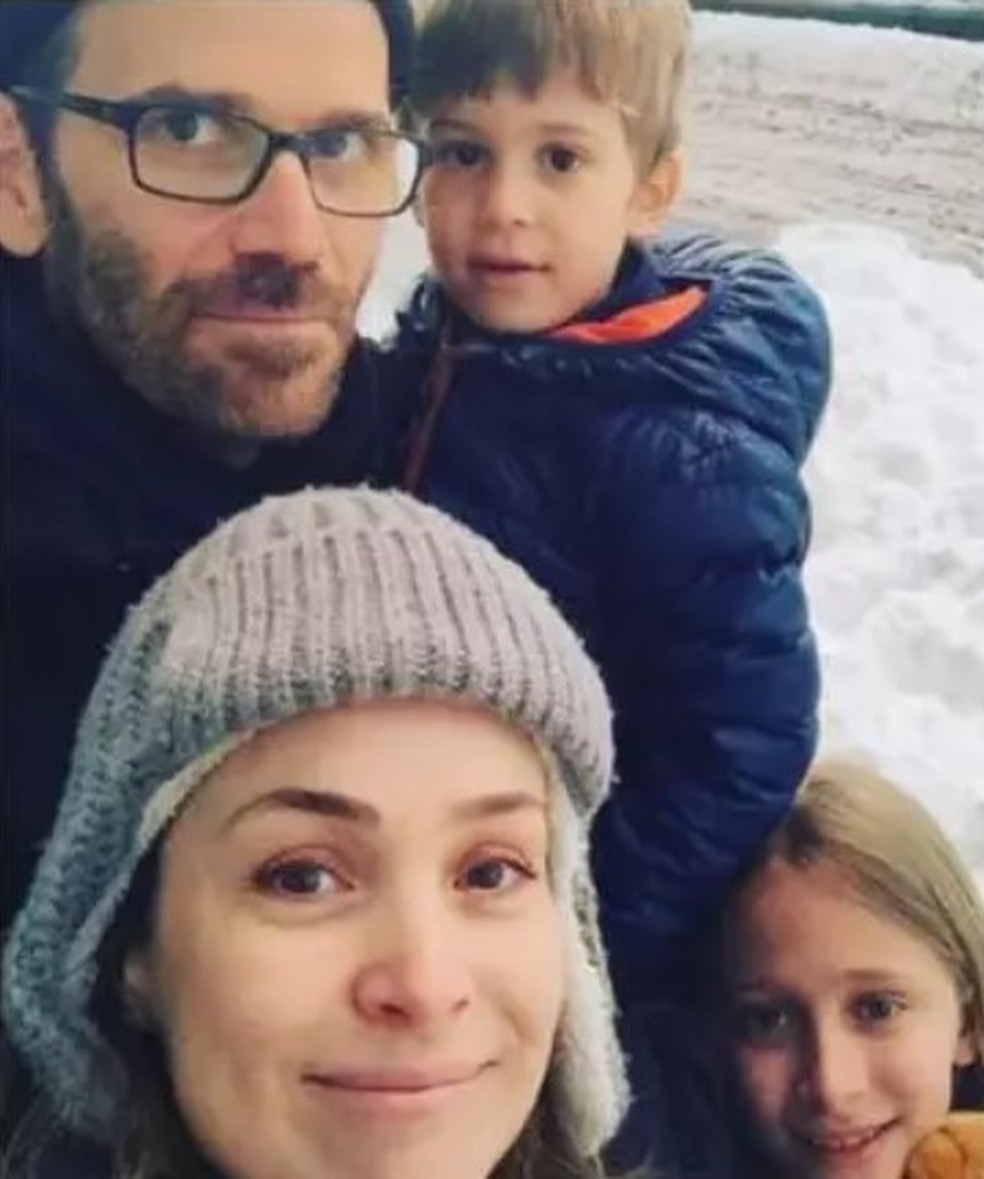 Manuela ainda criança com a mãe, Gabriela Duarte, o pai, Jairo Goldflus, e o irmão Frederico — Foto: reprodução/ instagram