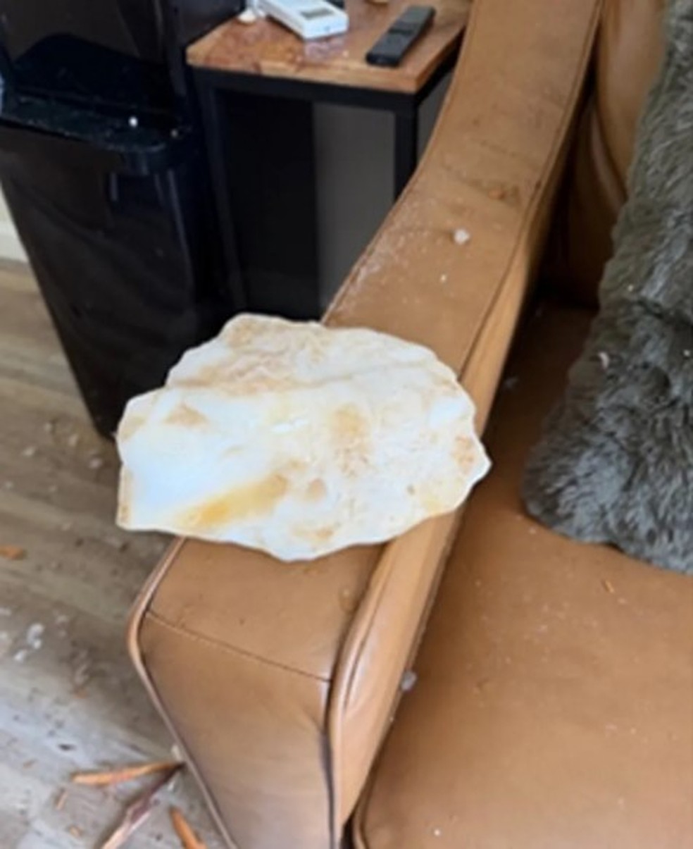 Grande bloco de gelo 'cai do c&eacute;u' e atravessa teto de casa na Calif&oacute;rnia (EUA) &mdash; Foto: Reprodu&ccedil;&atilde;o/Office of Supervisor Janice Hahn