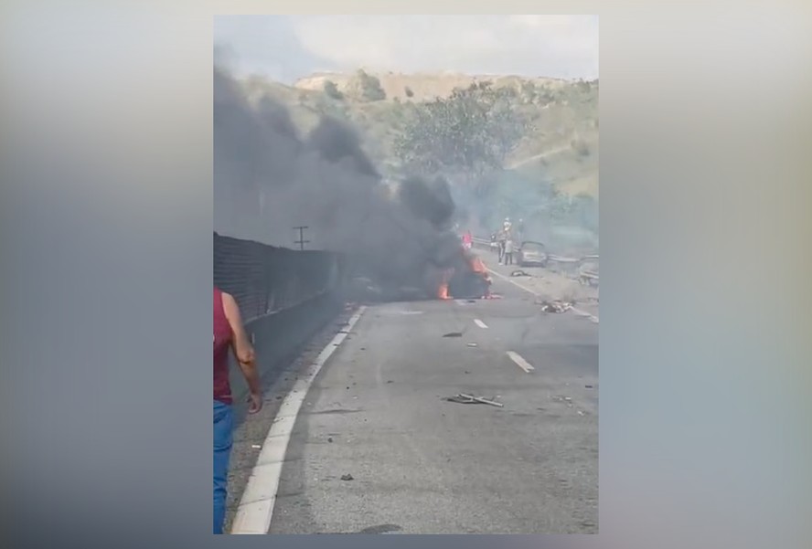 Caminhão-tanque explode na Via Dutra, mata dois e rastro de destruição ...