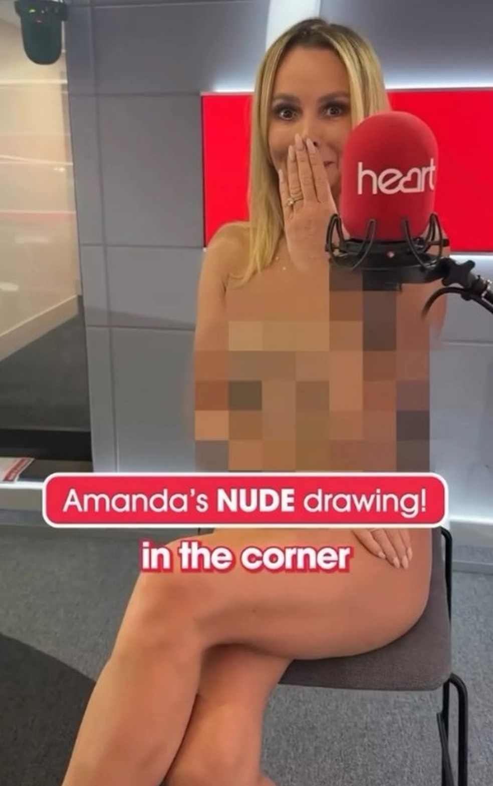 Amanda Holden tira a roupa em estúdio de rádio — Foto: Reprodução/Instagram