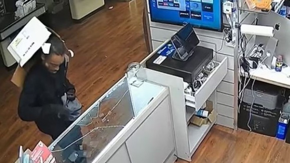 Ladrão esconde o rosto em caixa de papelão para roubar 19 iPhones e US$ 8 mil, mas se descuida — Foto: Reprodução