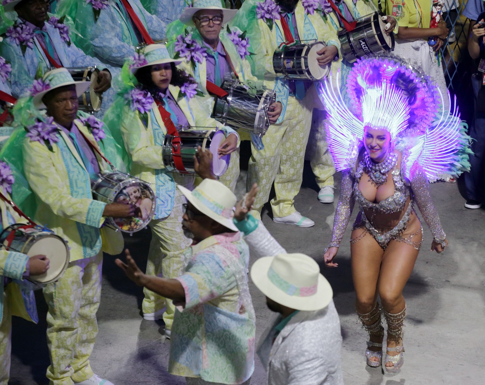 Paolla Oliveira, rainha de bateria da Grande Rio &mdash; Foto: Domingos Peixoto / Ag&ecirc;ncia O Globo