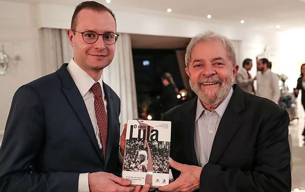 Lula com Cristiano Zanin, seu advogado nos processos da Lava-Jato — Foto: Ricardo Stuckert