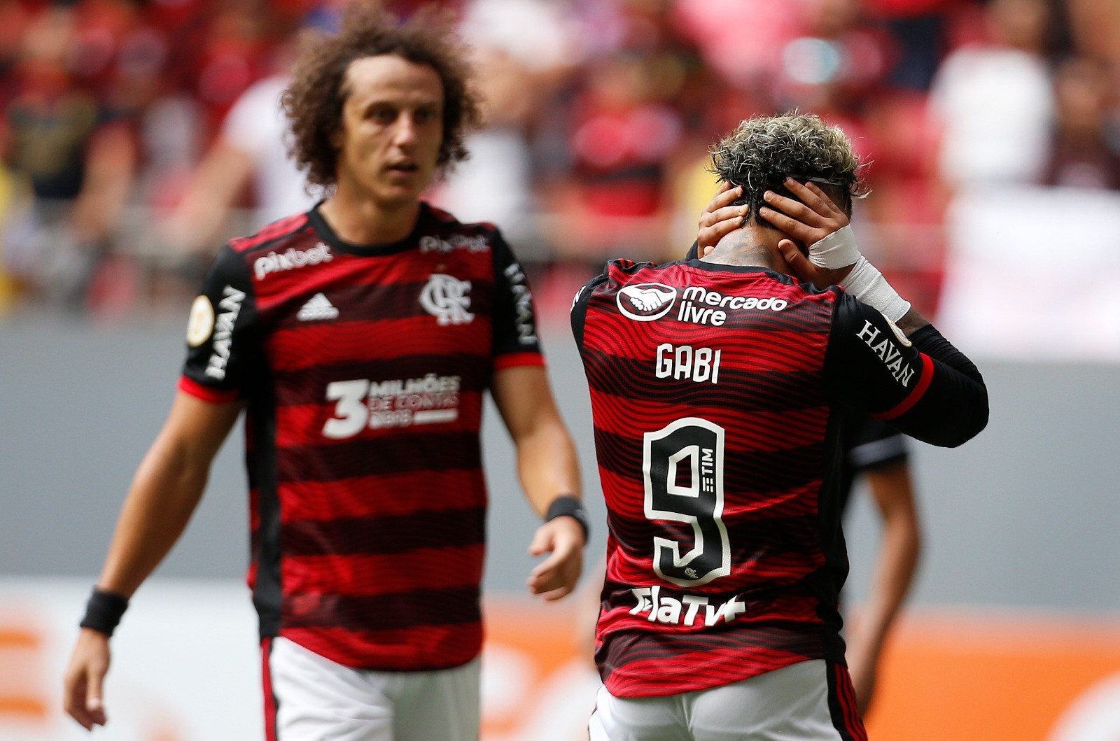 Clima no time é de disputa de poder entre o experiente David Luiz e o jovem Gabigol, ídolo e camisa 10 da equipe  — Foto: Cristiano Mariz