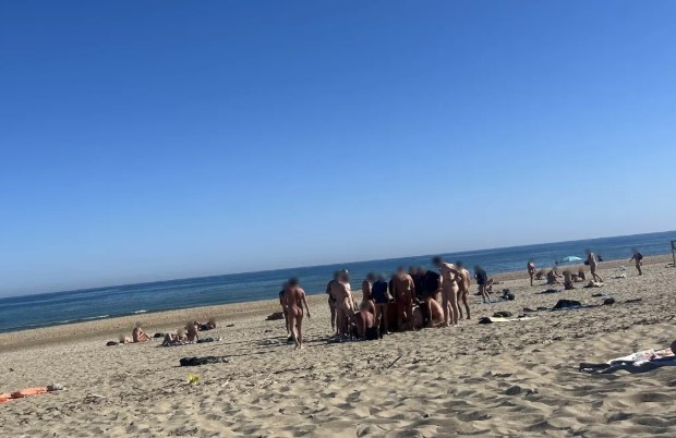 Praias no maior vilarejo de naturismo do mundo são tomadas por praticantes de swing