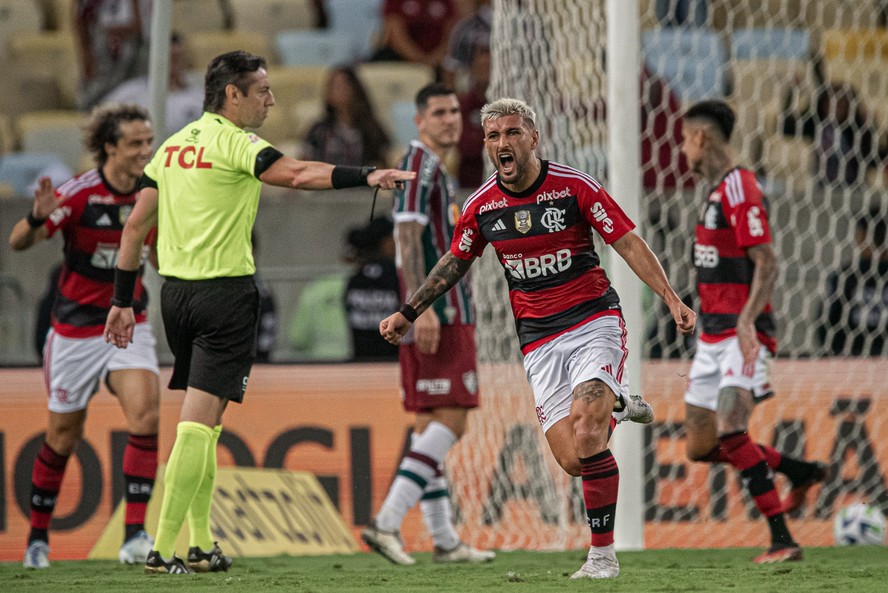 Arrascaeta festeja o primeiro gol do Flamengo no Fla-Flu que levou o time às quartas da Copa do Brasil