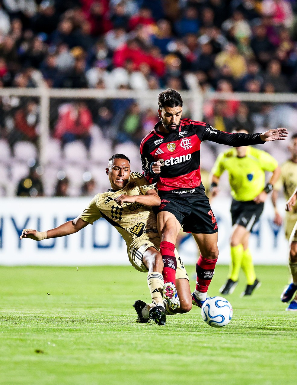 Lucas Paquetá, do Flamengo, disputando bola com marcador — Foto: Gilvan de Souza/Flamengo