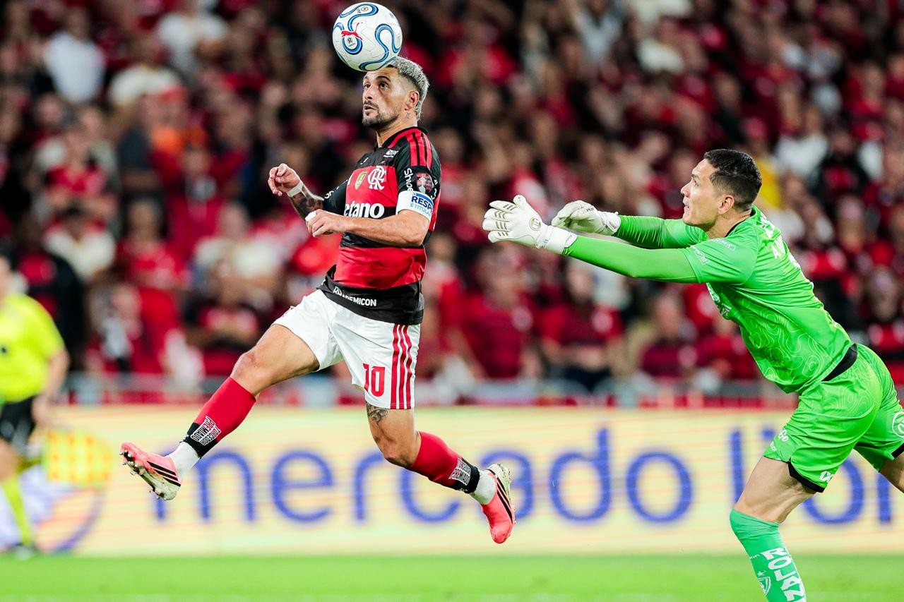 Goleiro que falhou contra o Flamengo na Libertadores tem nome inspirado em Aldair, ídolo rubro-negro
