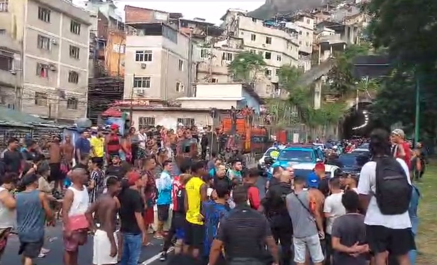 Moradores da Rocinha fecham túnel Zuzu Angel