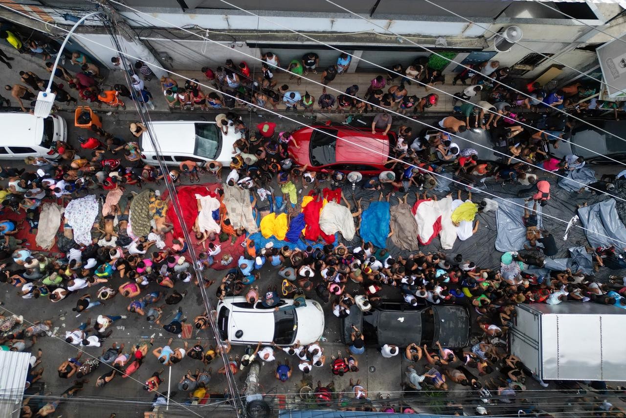 Foto a&eacute;rea mostra corpos retirados da mata pela popula&ccedil;&atilde;o