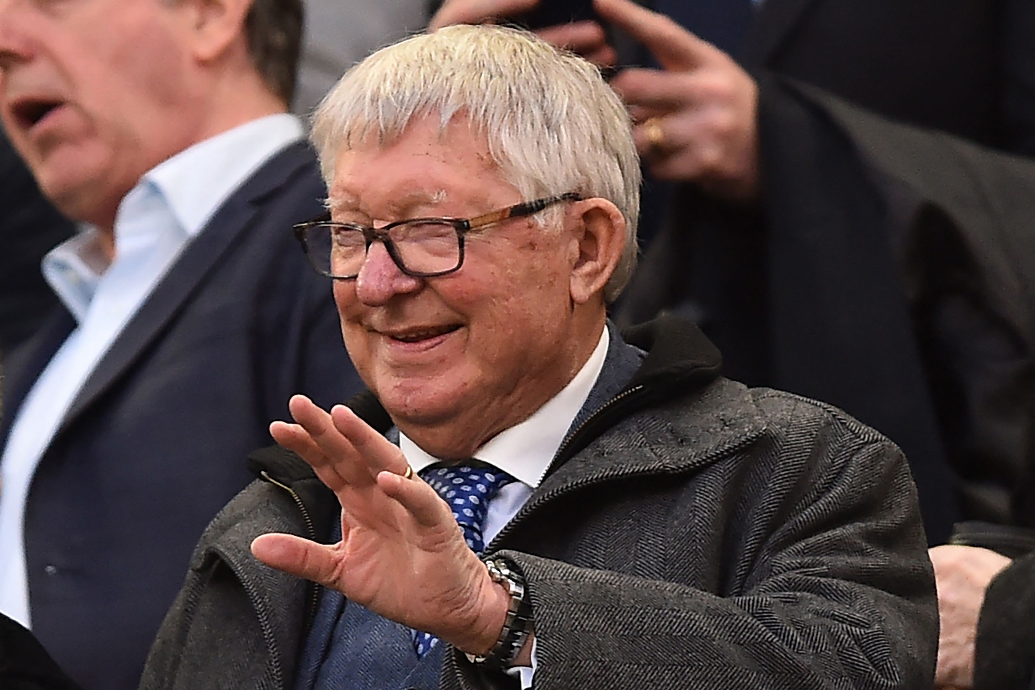 Alex Ferguson passa mal e é levado às pressas ao hospital antes de jogo do United contra o Liverpool