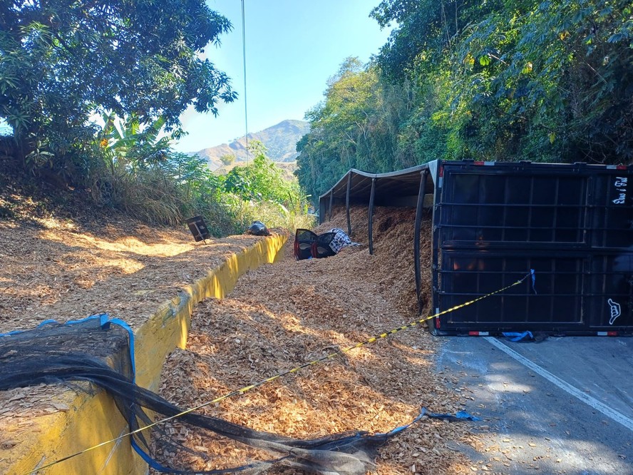 Duas pessoas morrem em acidente entre carreta e carro na BR-116, em Piraí