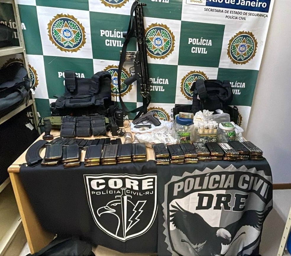 Imagens do material apreendido na operação desta sexta-feira na Maré — Foto: Reprodução