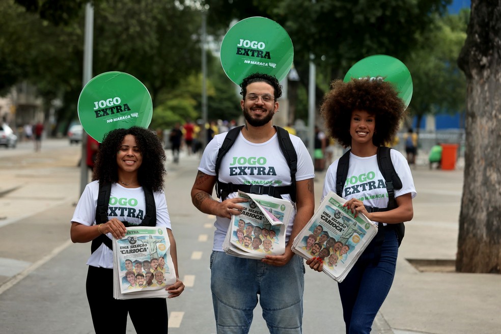Distribuidores do Jogo Extra no Maraca no confronto entre Brasil e Panamá — Foto: Fabiano Rocha