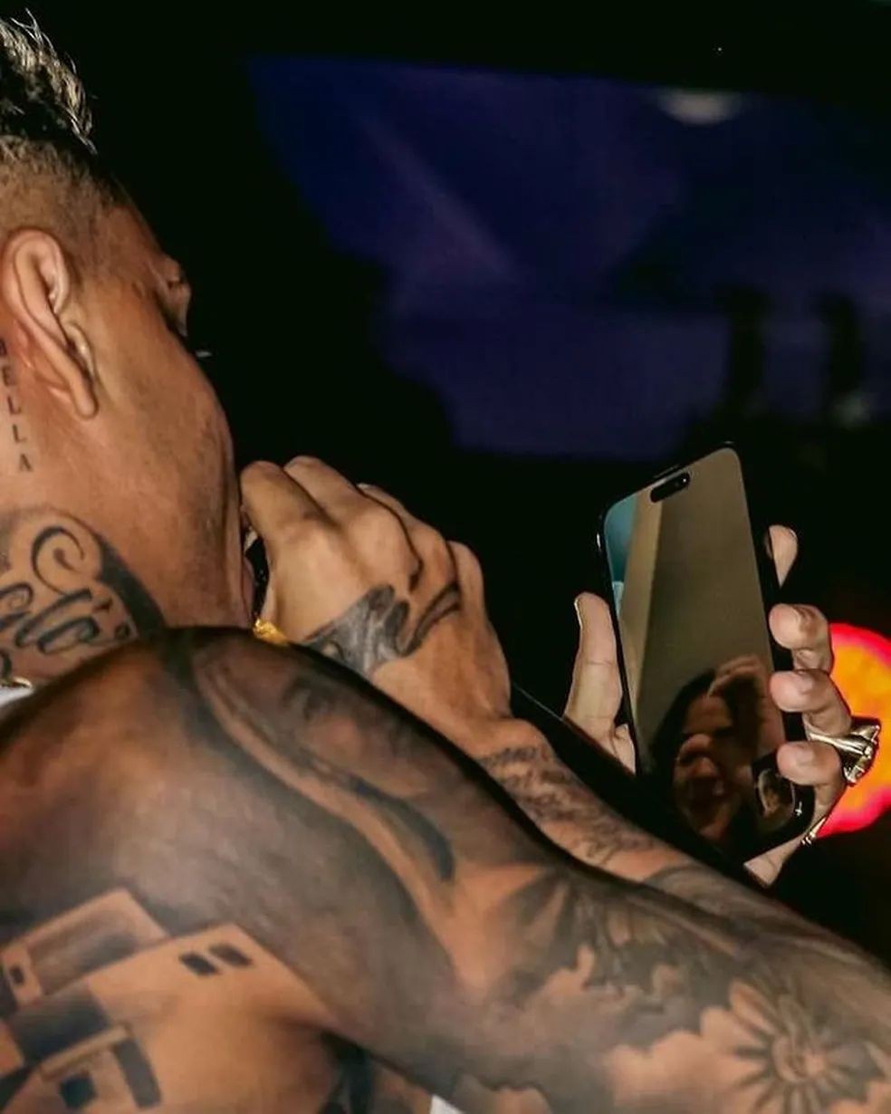 MC Cabelinho tatua nome da namorada, Bella Campos, no pescoço — Foto: Diego Mello