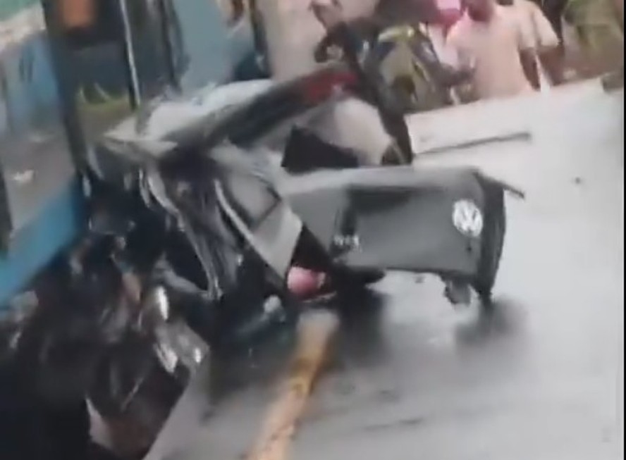 Acidente entre carro e trem em Magé deixa um morto e outro ferido gravemente