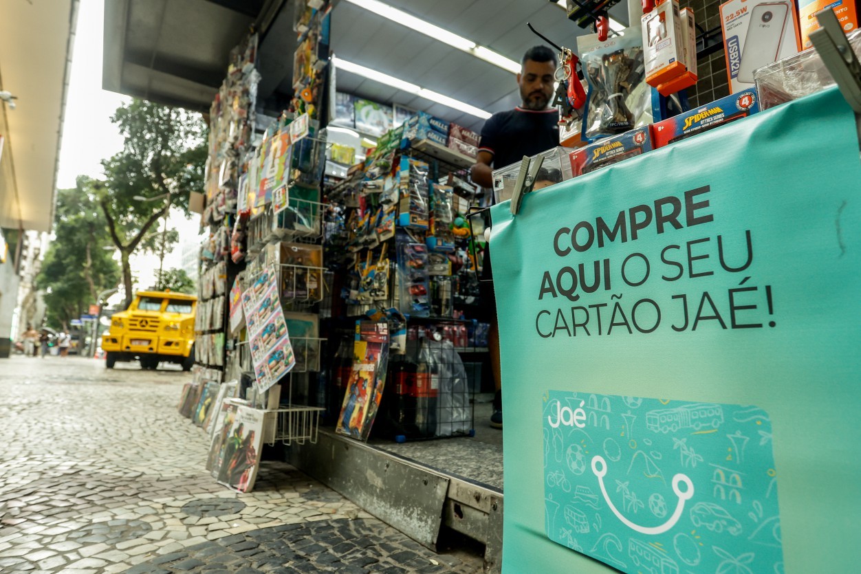 Nas bancas, procura pelo cartão Jaé é grande, mas jornaleiros ainda estão com dúvidas