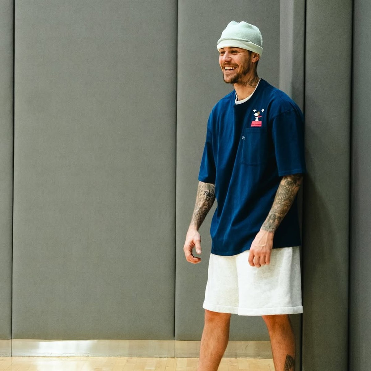 Justin Bieber surpreende fãs ao divulgar nova marca de roupas e gera reações inusitadas nas redes: 'Virou vendedor do Brás'