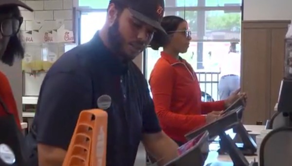 Funcionário acha o equivalente a 50 mil reais em banheiro de fast-food nos EUA; o que você faria?