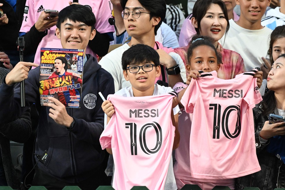 F&atilde;s de Messi em Hong Kong &mdash; Foto: PETER PARKS