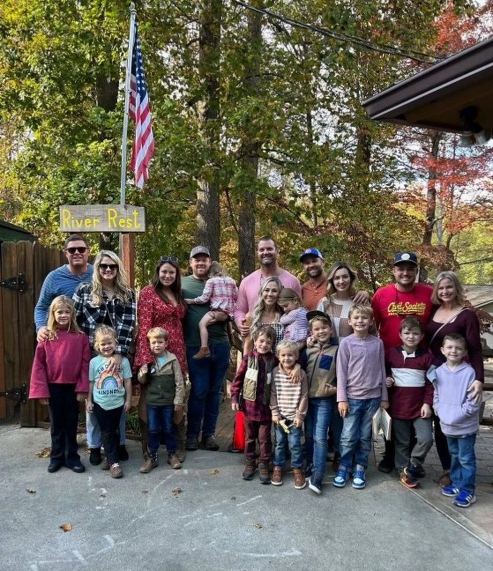 Família de amigos no Toccoa Riverside, na Geórgia, EUA; Kyle e Lyndsey são o segundo casal da direita para a esquerda — Foto: Reprodução
