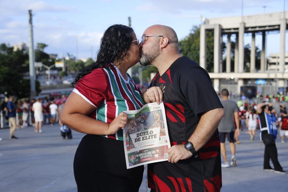 A metereologista Natasha Carvalho, de 33 anos e o assessor de imprensa Matheus Oliveira, 37 — Foto: Júlia Aguiar / O GLOBO