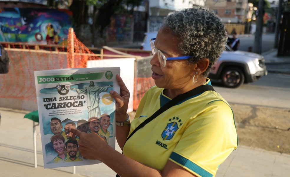 Cláudia Narcizo aponta para Rayan; torcedora do Vasco profetizou e acertou que o cria da colina faria um gol na partida — Foto: Fabiano Rocha