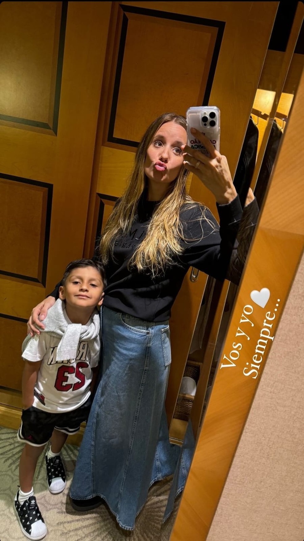 Rocio Otero e Lorenzo, esposa e filho de Cano — Foto: Instagram