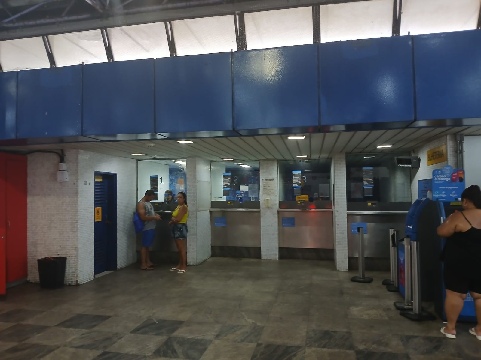 Crowd outside MetrôRio station