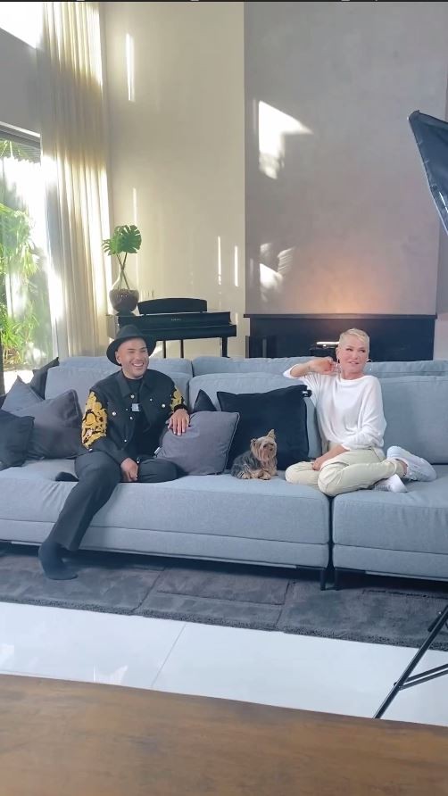 Xuxa com Hugo Gloss na sala gigante de sua nova mansão — Foto: reprodução/ instagram