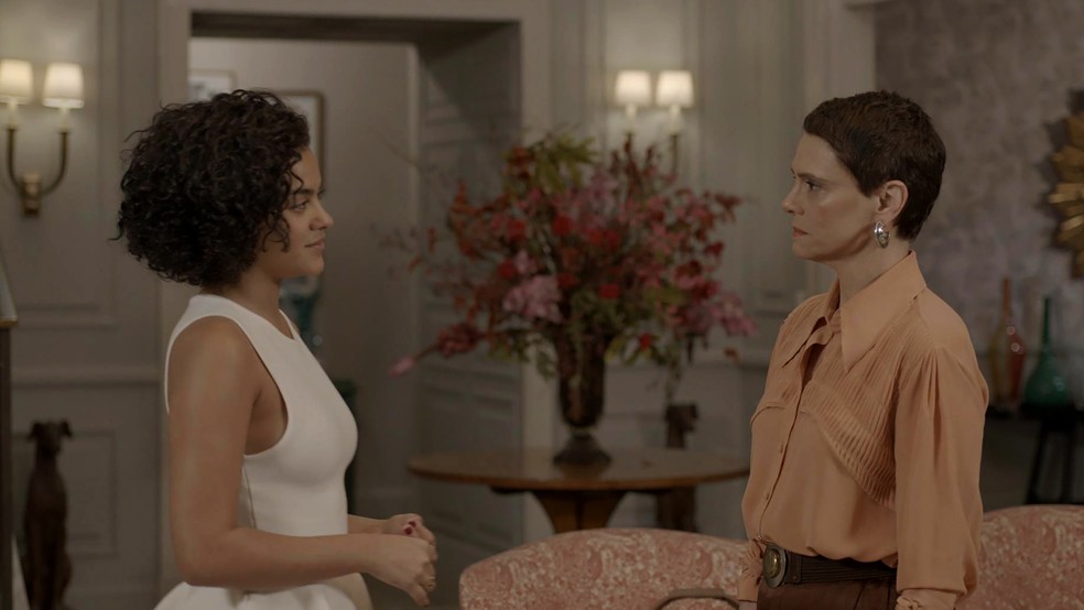 Maria de Fátima (Bella Campos) e Celina (Malu Galli) se enfrentam, em "Vale tudo" — Foto: Rede Globo/Divulgação