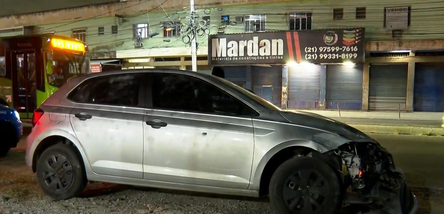 Bandidos estavam a bordo deste carro cinza, abandonado na favela do Dique, em Duque de Caxias