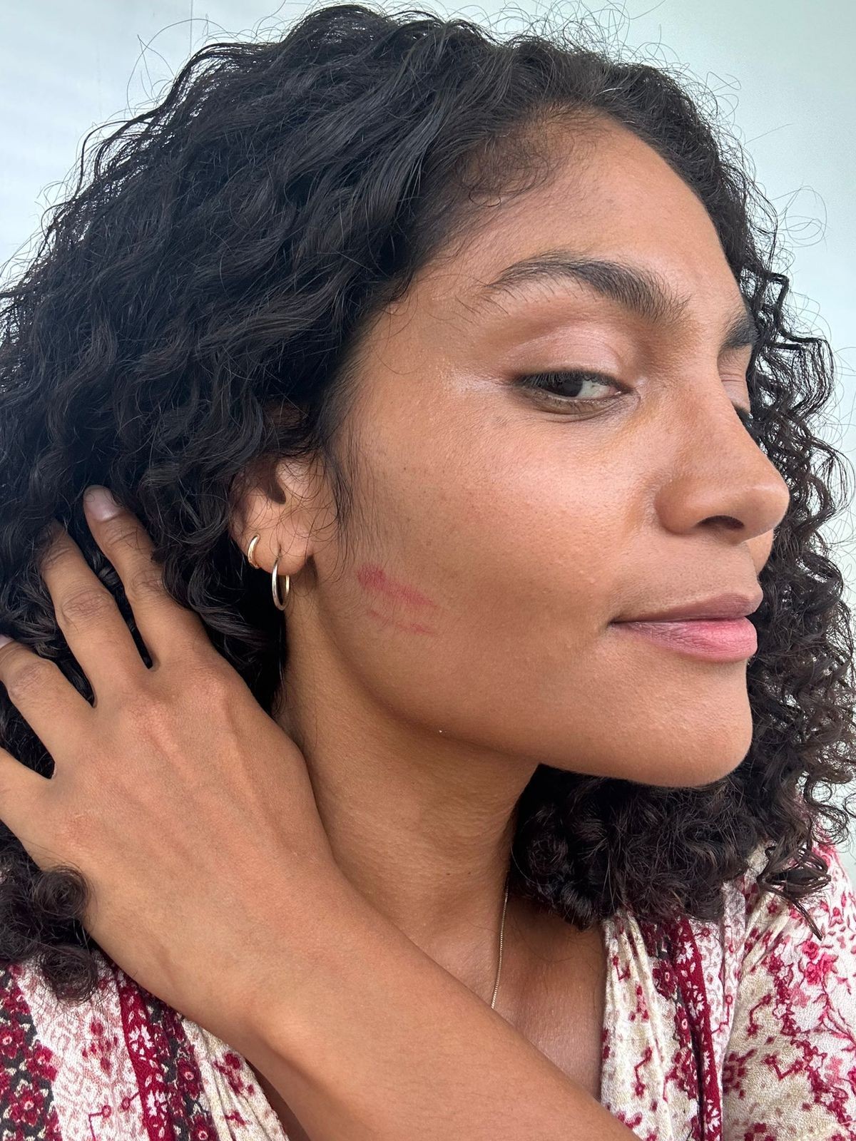 Barbara Reis mostra a marca do batom do beijo que ganhou de Susana Viera em 'Terra e paixão' — Foto: Reprodução/Twitter