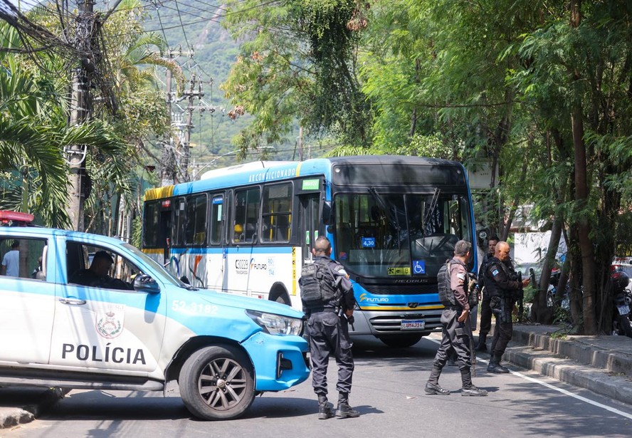 Ônibus são sequestrados e usados como barricada no Itanhangá