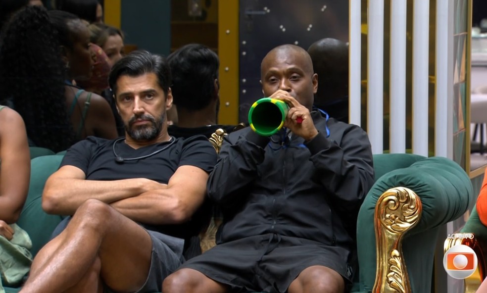 Edilson ganhou uma vuvuzela ao ser eleito pelo público o "arquibancada", no sincerão do "BBB 26" — Foto: Reprodução/TV Globo