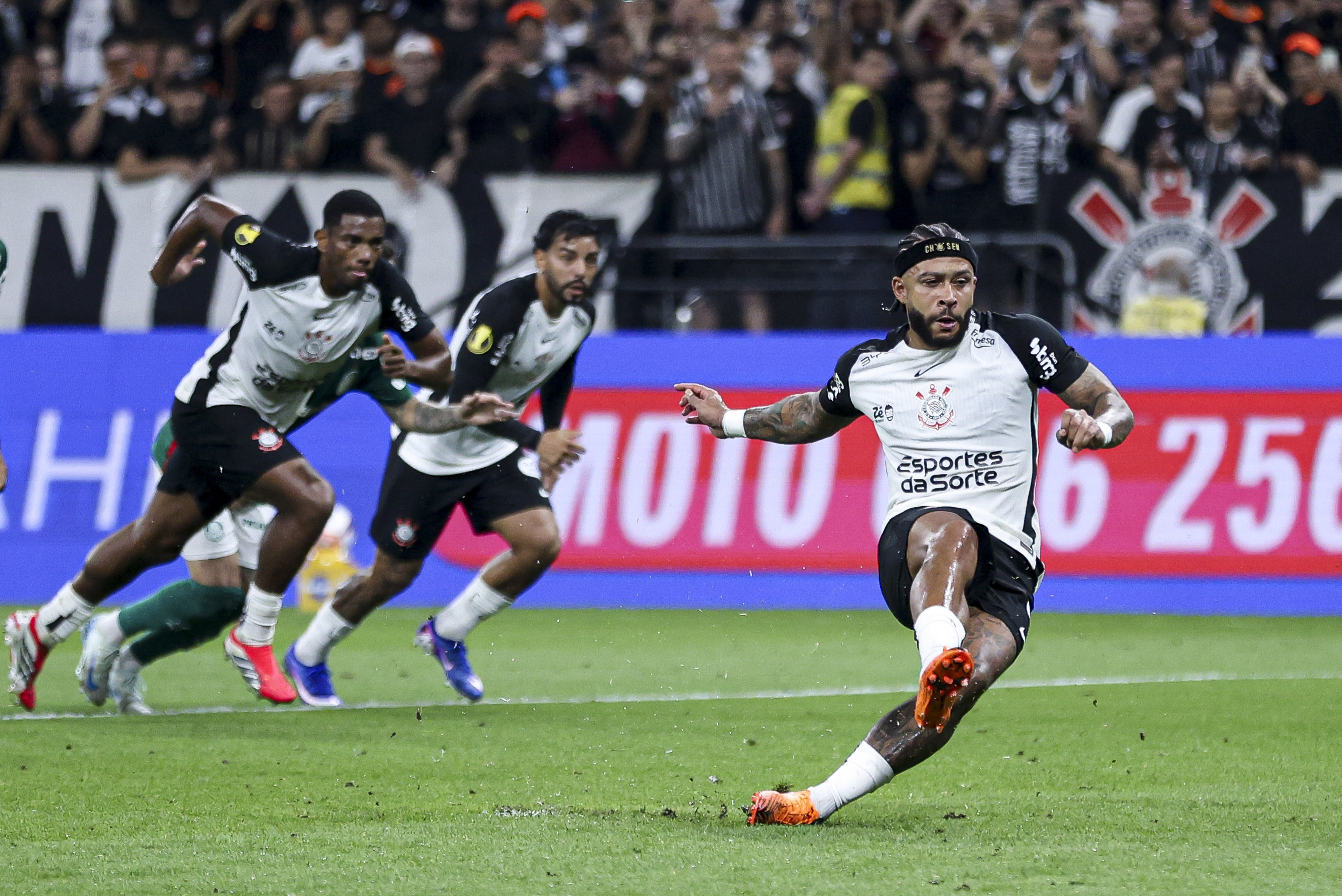 Memphis Depay perdeu metade dos pênaltis que bateu pelo Corinthians; veja números
