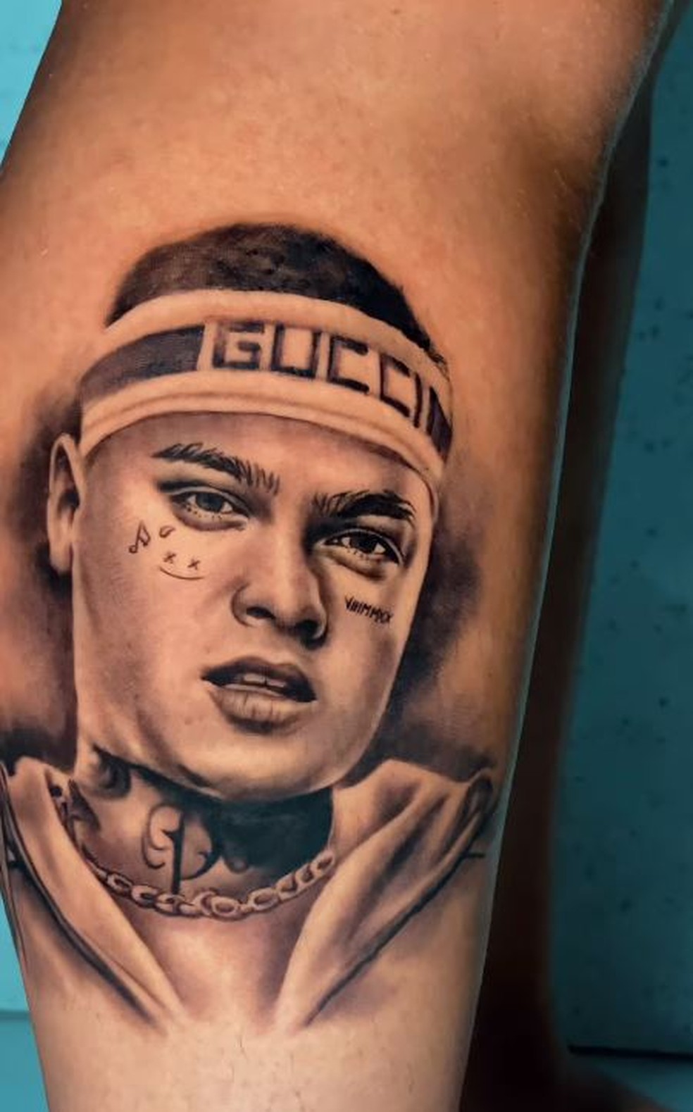 Mãe de MC Ryan tatua o rosto do filho na perna — Foto: reprodução/ instagram