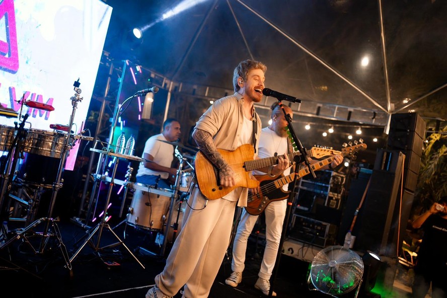 Levi Alvim em seu show na Casa Viva Piri, em Pirenópolis, GO