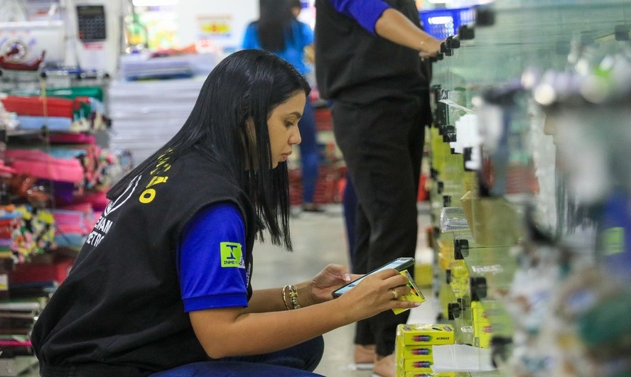 Fiscal do Inmetro analisa embalagem de massa de modelar