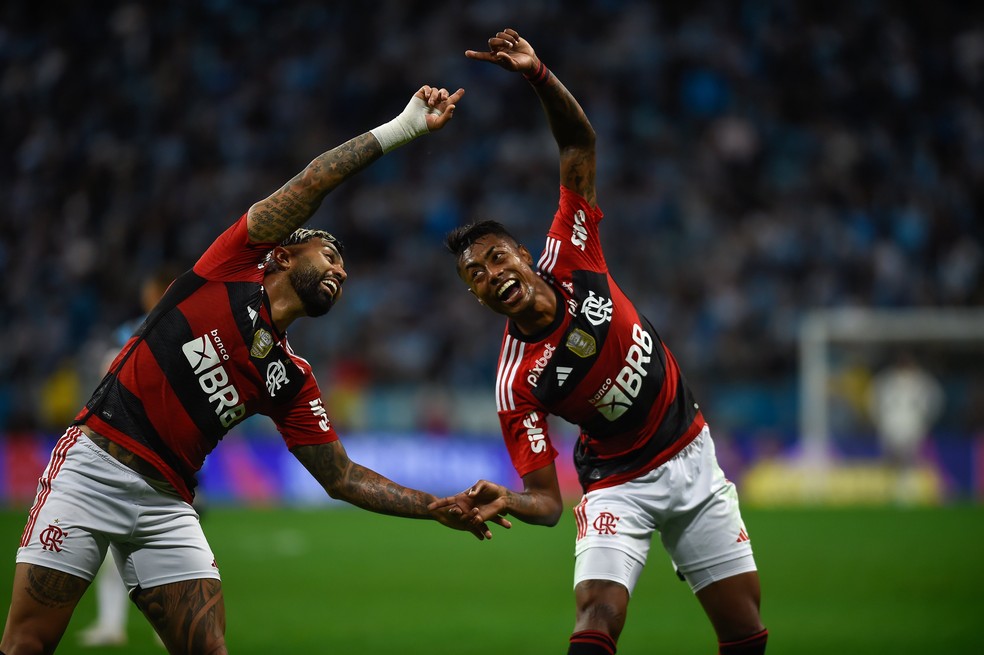 Gabigol e Bruno Henrique comemorando o primeiro gol do Flamengo — Foto: Marcelo Cortes / CRF