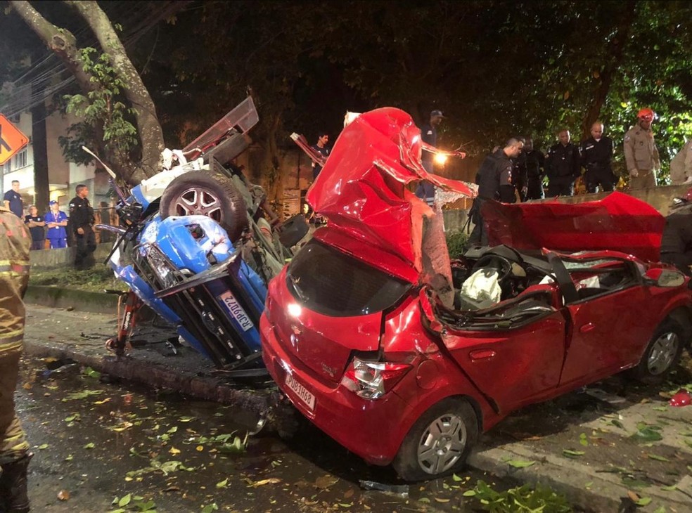 A viatura e o carro de passeio envolvidos na perseguição — Foto: Redes sociais/Reprodução