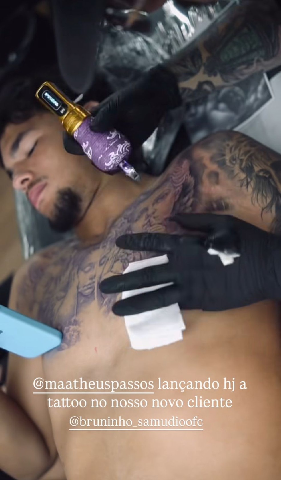 Bruno Samudio fecha peitoral com tatuagens &mdash; Foto: Reprodu&ccedil;&atilde;o/Instagram