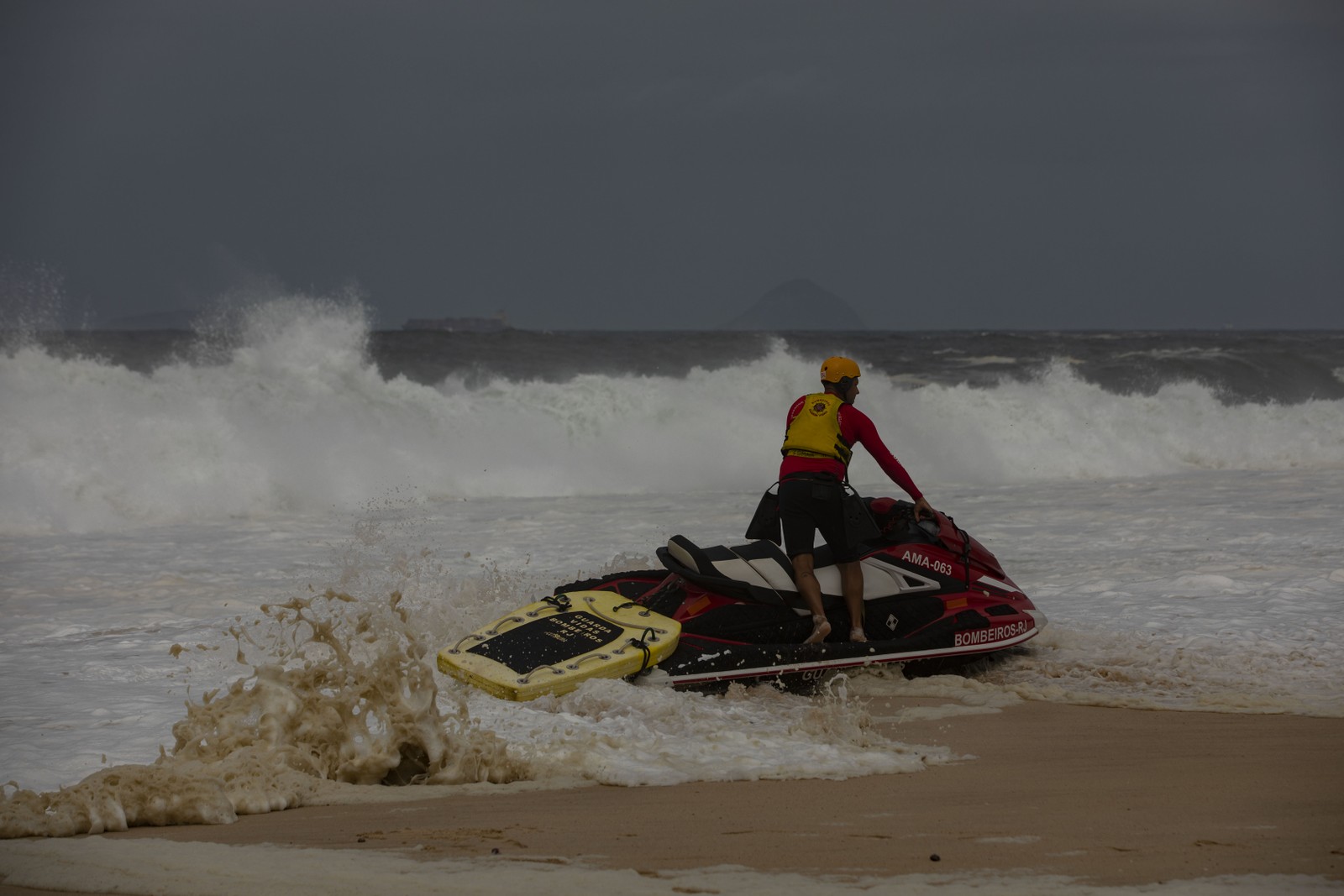 Com ondulações irregulares, nem surfistas se animaram com as condições do mar  — Foto: Ana Branco