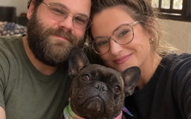 Casal fica seriamente ferido em ataque de urso, mas cadela acaba morrendo ao tentar proteger os tutores