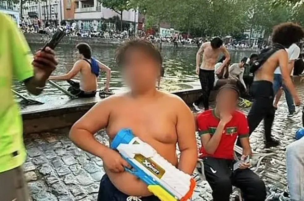 Hamza com a sua pistola de água em Paris — Foto: Reprodução/TikTok